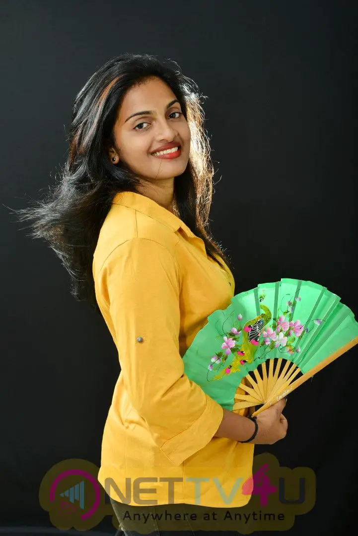 Actress Meenakshi Charming Stills Tamil Gallery