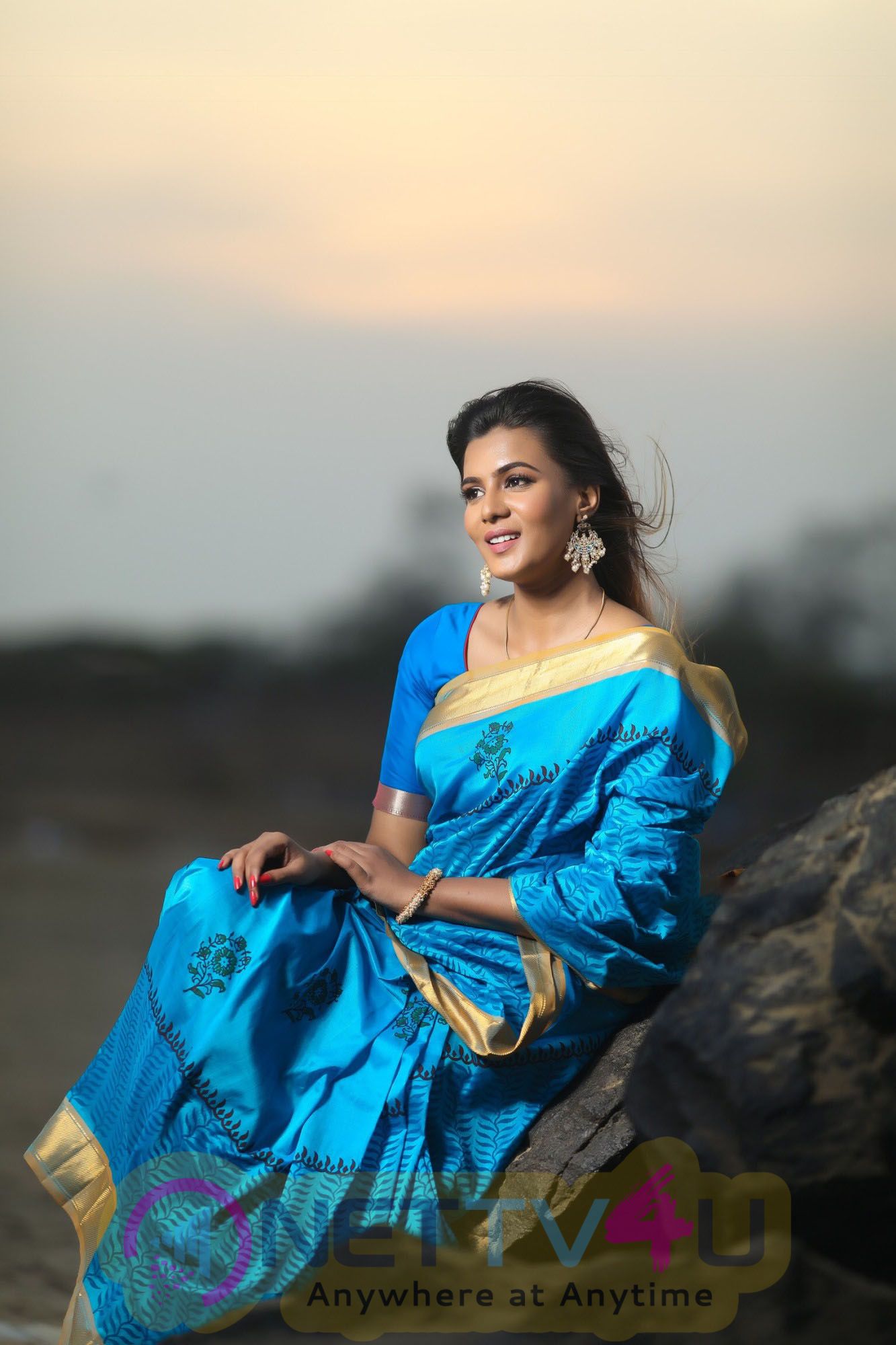 Actress Meera Mithun Beautiful Images Tamil Gallery