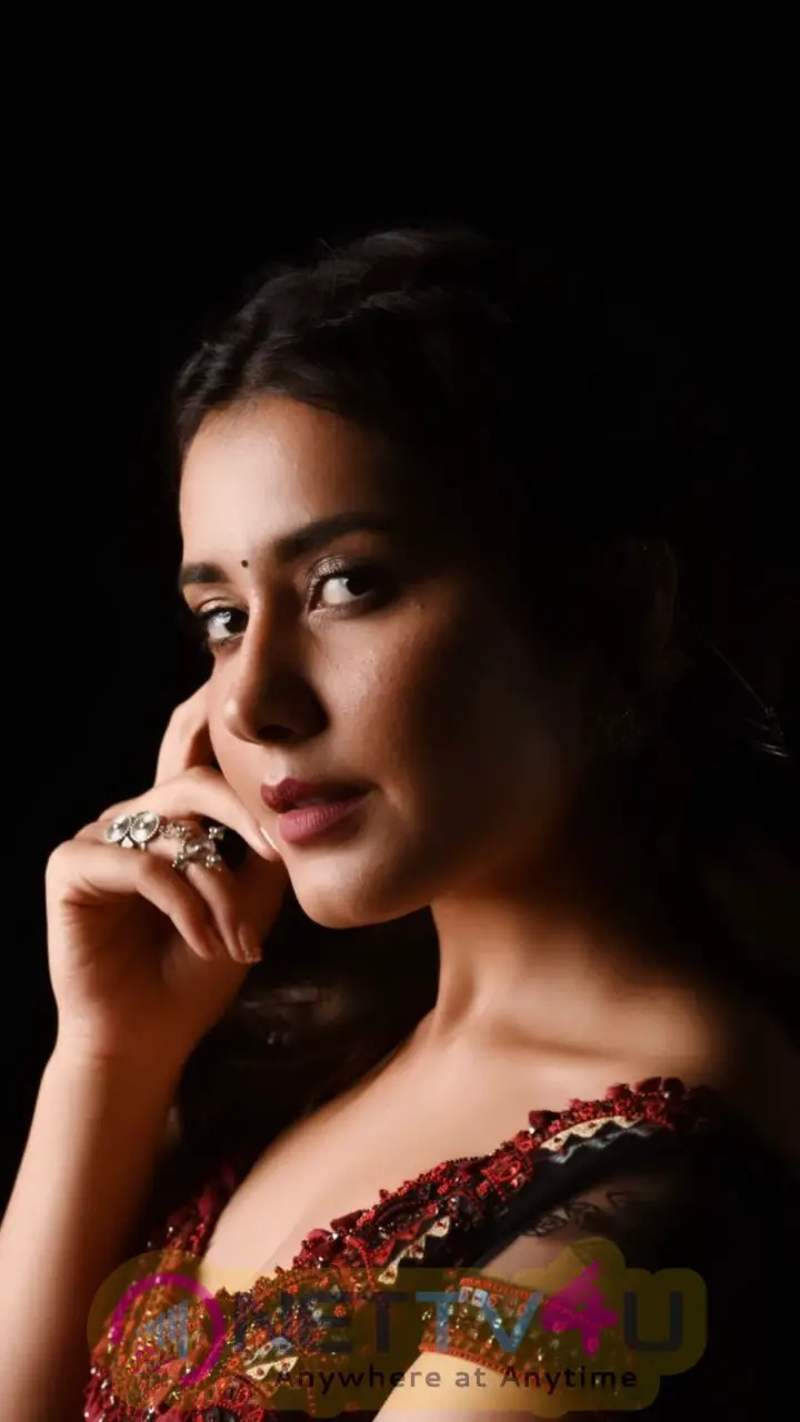 Actress Raashi Khanna Cute Pics Telugu Gallery