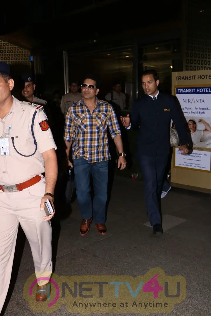 Sachin Tendulkar Spotted At The Airport Pics Hindi Gallery