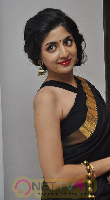  Actress Poonam Kaur New Saree Stunning Photos Telugu Gallery