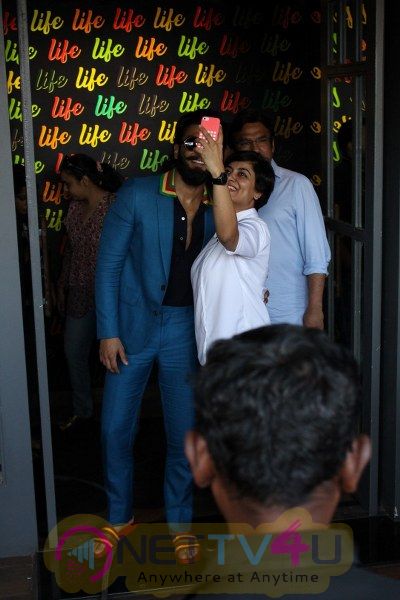  Ranveer Singh Spotted Life Bar Grand Pics Hindi Gallery