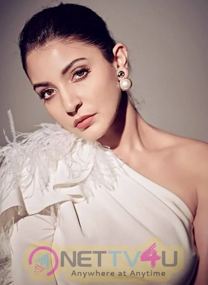 Actress Anushka Sharma Stunning Stills Hindi Gallery