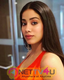 Actress Janhvi Kapoor Lovely Pics Hindi Gallery