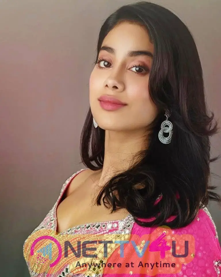 Actress Janhvi Kapoor Lovely Pics Hindi Gallery