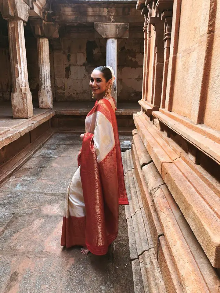 Actress Rragini Dwivedi Prepossessing Pics Kannada Gallery