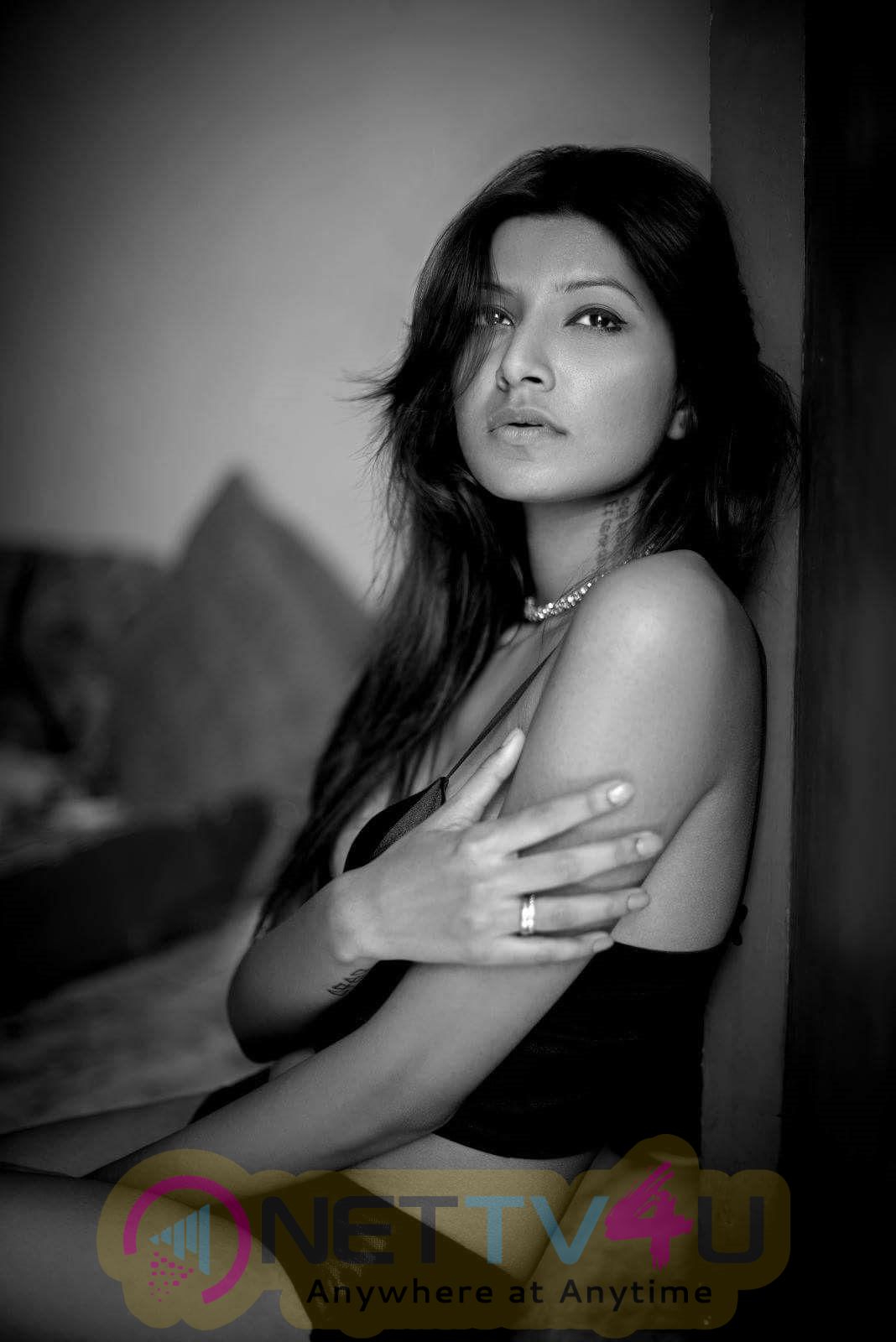 Actress Aastha Sharan HOt & Sexy Stills Hindi Gallery