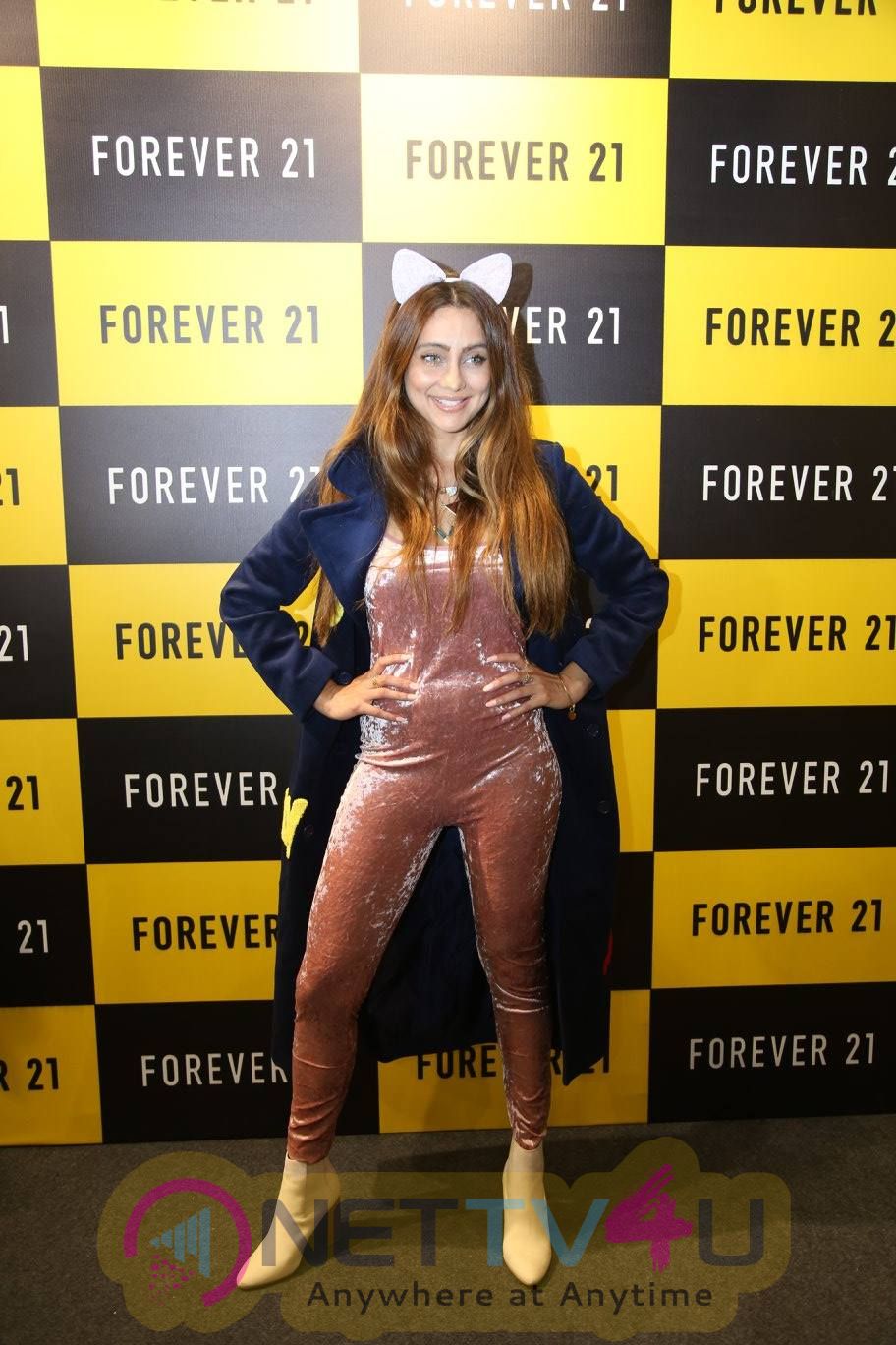 Karan Kundra And Anusha Dandekar Launched Forever 21st Store In Amritsar Hindi Gallery