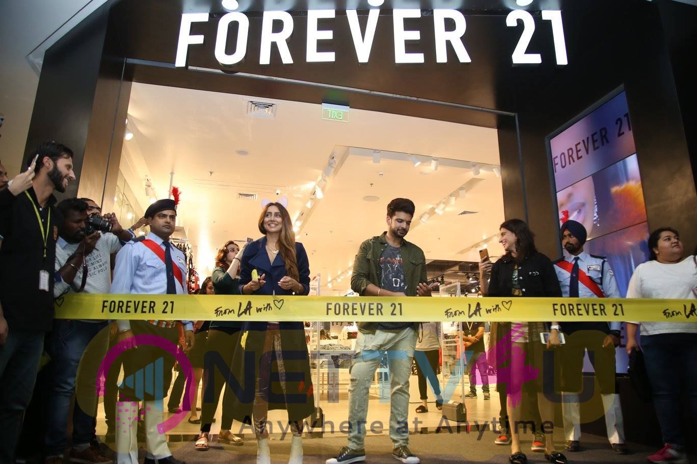 Karan Kundra And Anusha Dandekar Launched Forever 21st Store In Amritsar Hindi Gallery