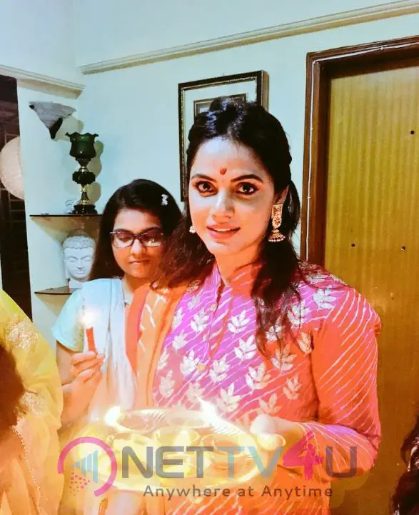 Actress Neetu Chandra Celebrates Diwali With Her Family Stills Tamil Gallery