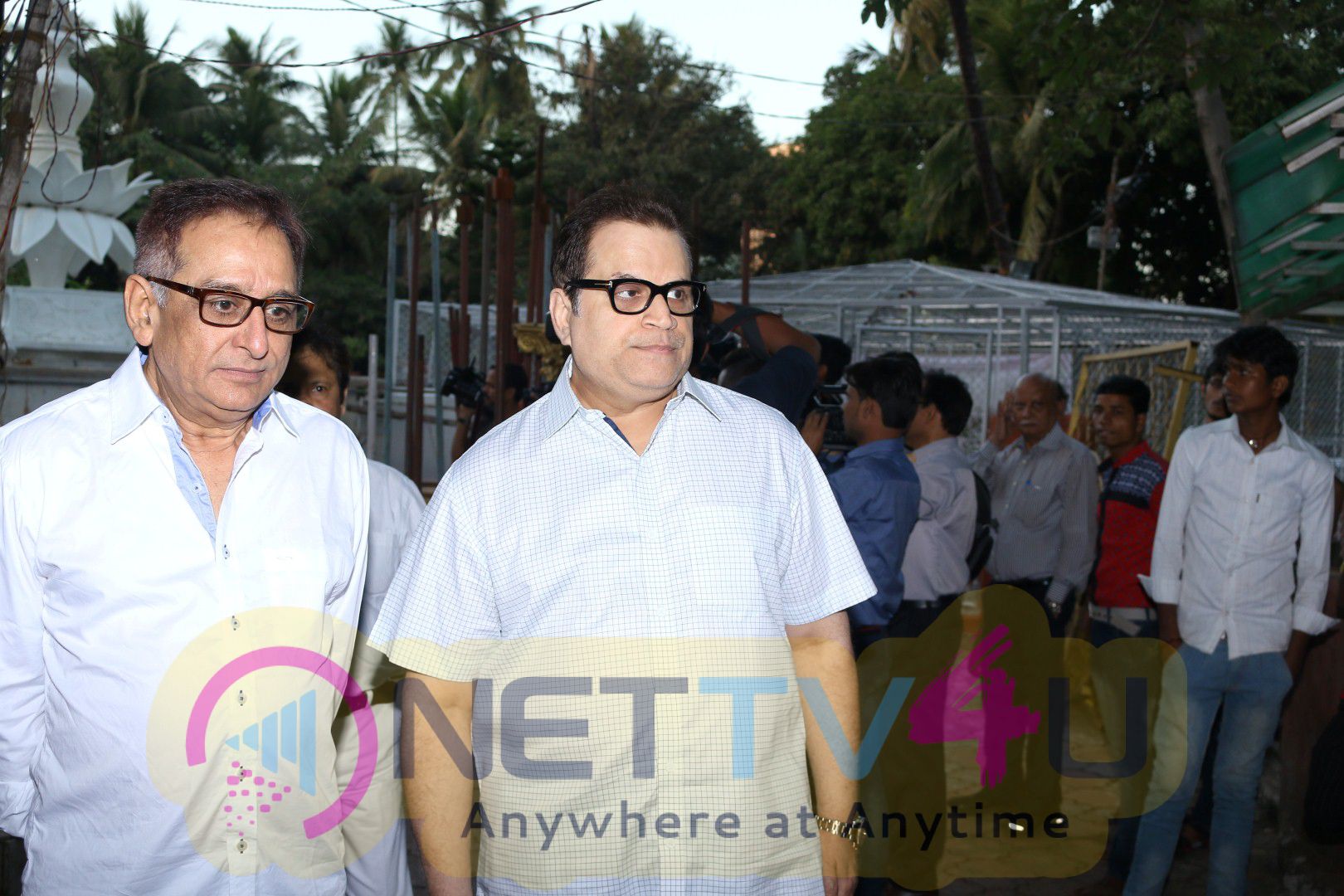 Amitabh Bachchan, Aishwarya Rai Bachchan & Abhishek Bachchan At Prayer Meeting Of Late Om Puri Hindi Gallery