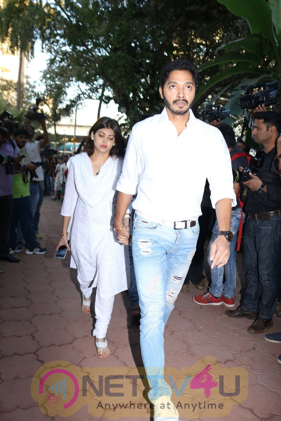 Amitabh Bachchan, Aishwarya Rai Bachchan & Abhishek Bachchan At Prayer Meeting Of Late Om Puri Hindi Gallery