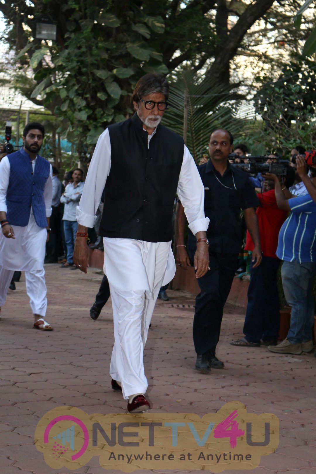 Amitabh Bachchan, Aishwarya Rai Bachchan & Abhishek Bachchan At Prayer Meeting Of Late Om Puri Hindi Gallery