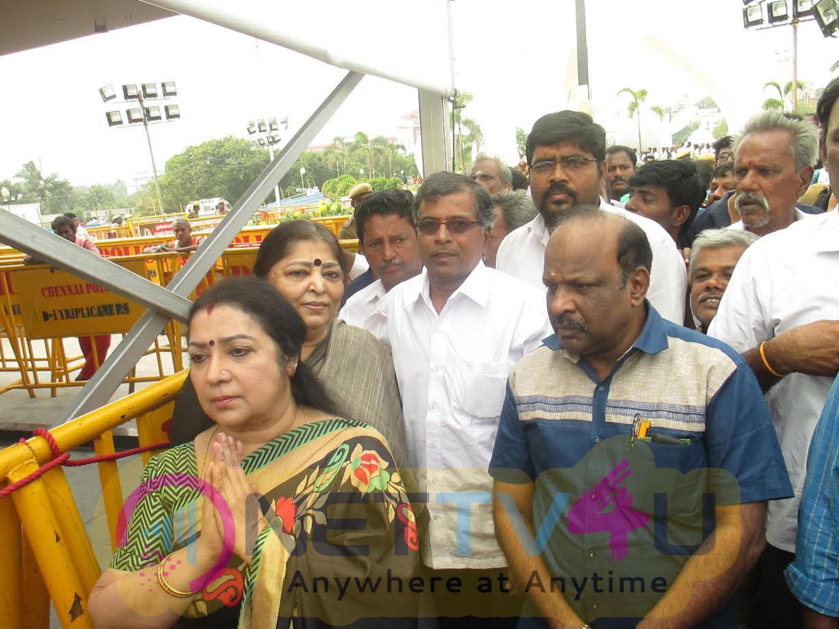 Actress Latha Last Homage To Jayalalitha At Beach Tamil Gallery