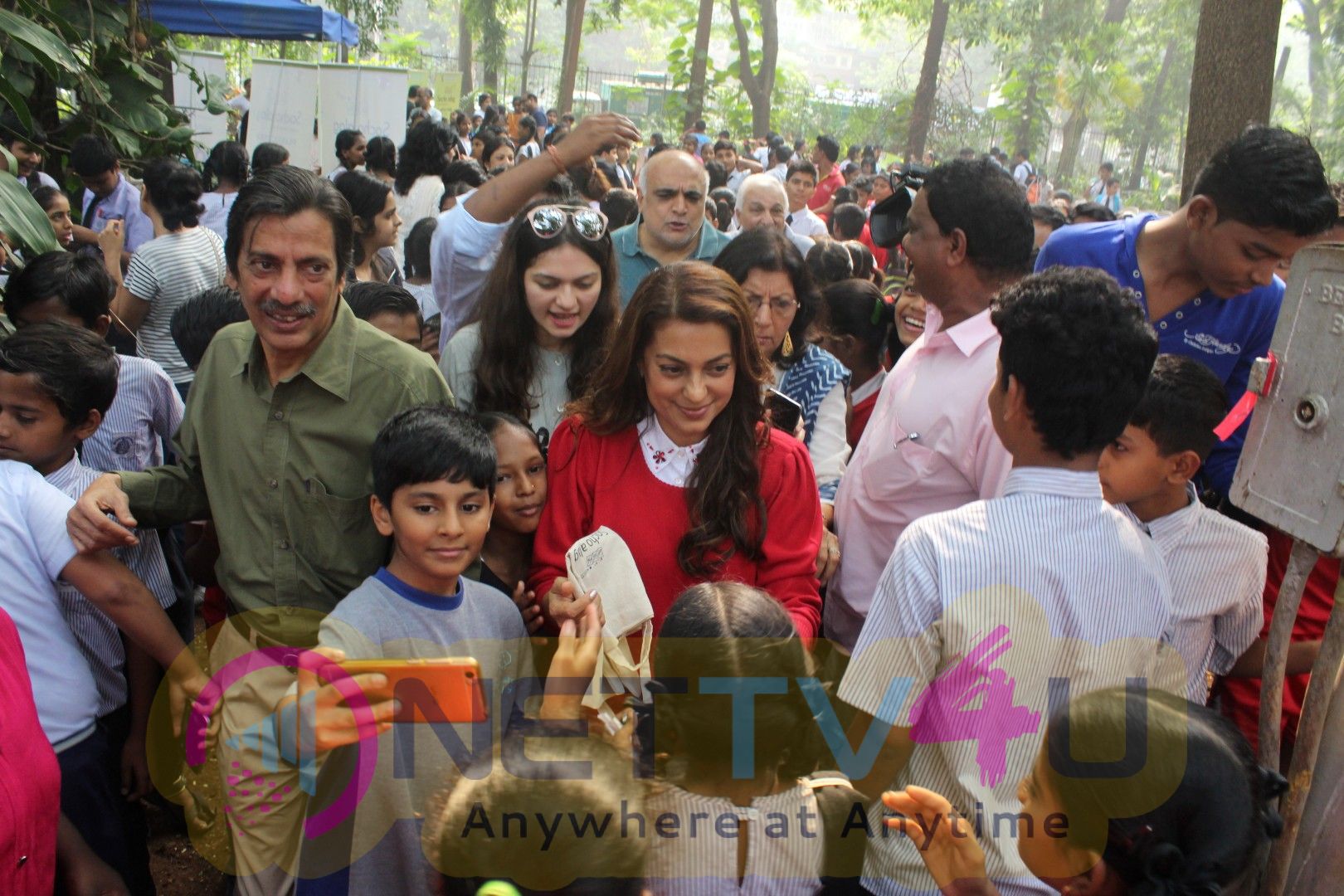 Juhi Chawla Support Plastic Free Cuffe Parade Campaign Images Hindi Gallery