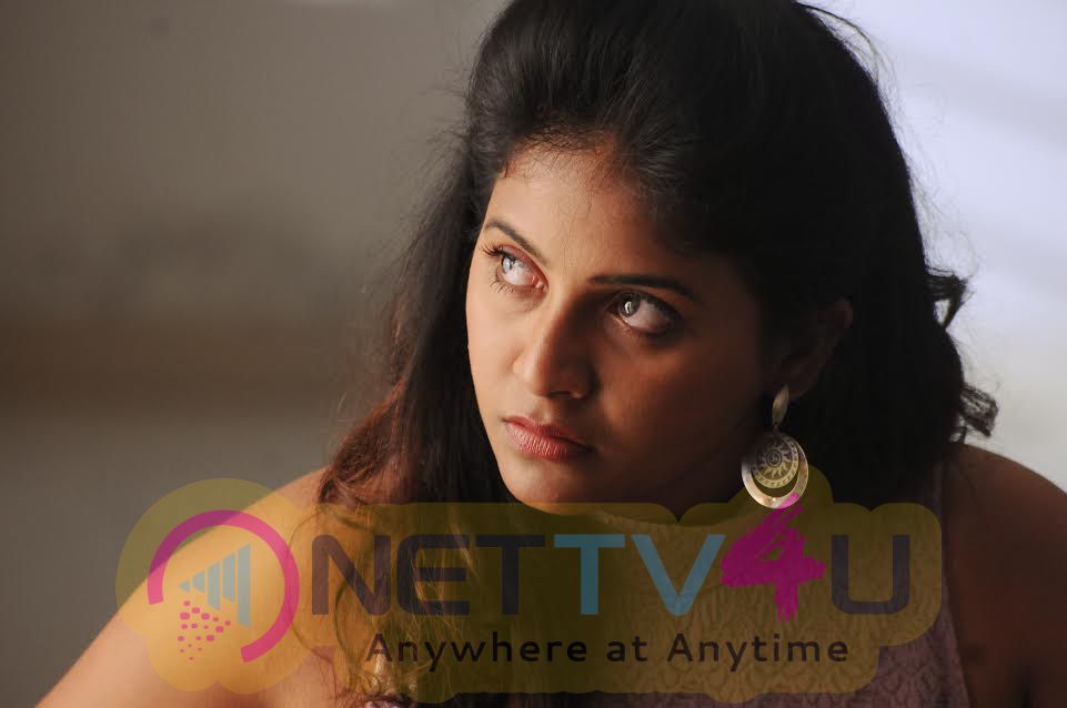 Actress Anjali Ravishing Photos In Chitrangada Movie Telugu Gallery