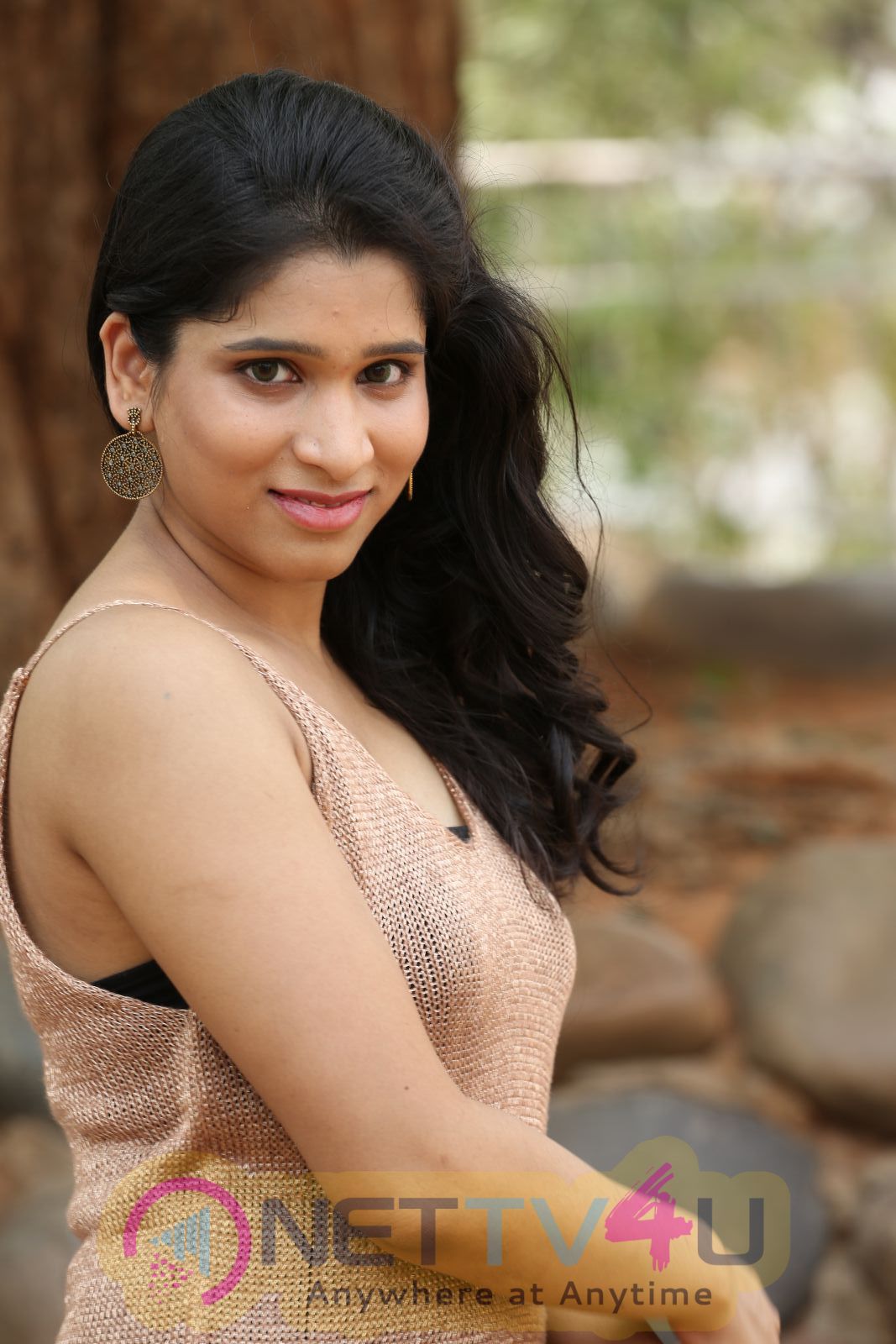 Actress Yamini Romantic Pics Telugu Gallery