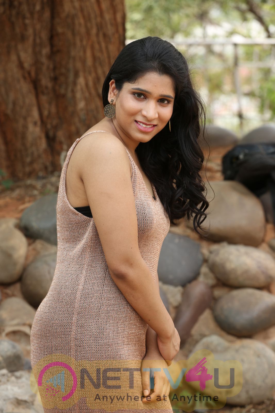 Actress Yamini Romantic Pics Telugu Gallery