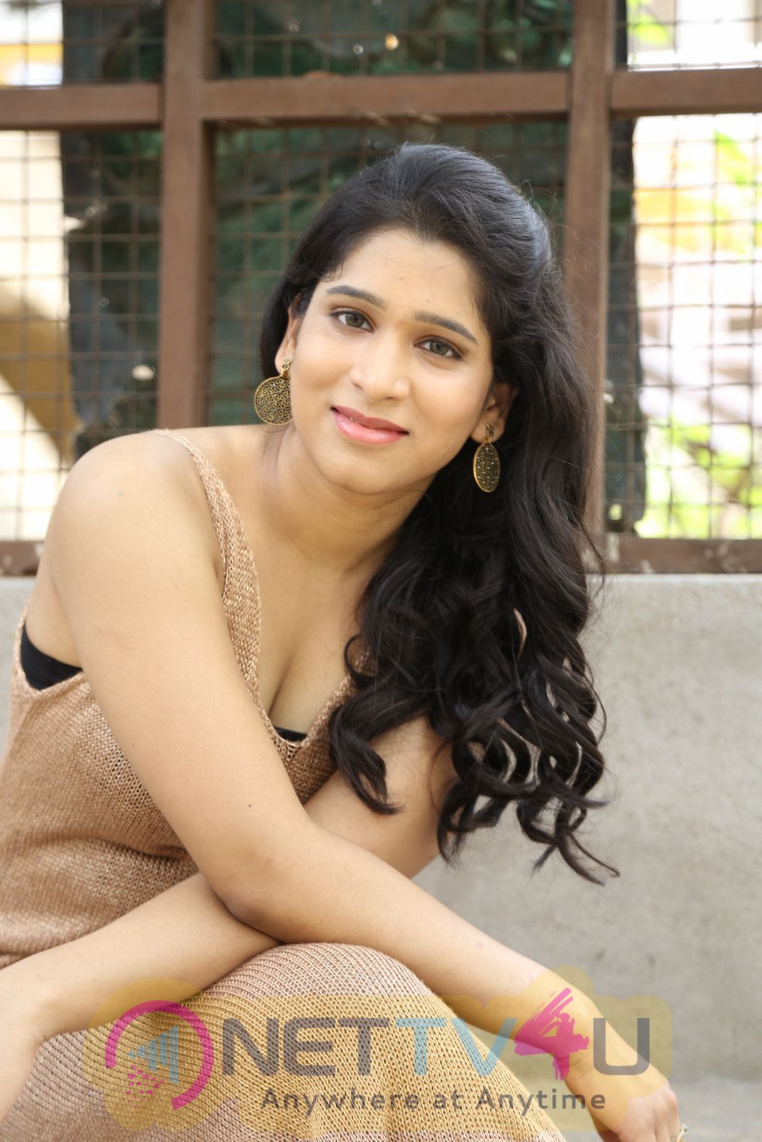 Actress Yamini Romantic Pics Telugu Gallery