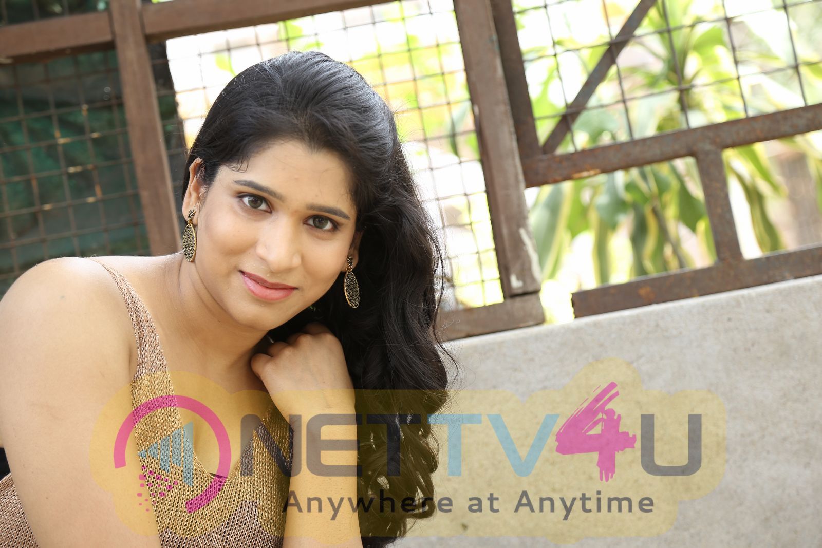 Actress Yamini Romantic Pics Telugu Gallery