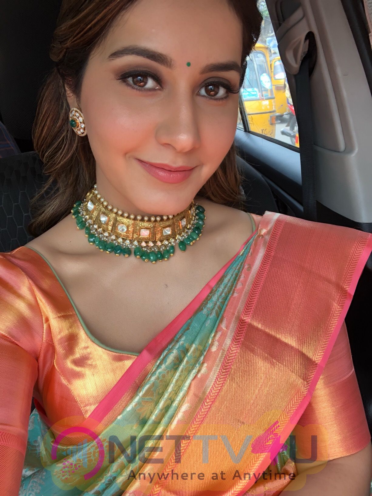 Actress Raashi Khanna Cute Pics Telugu Gallery