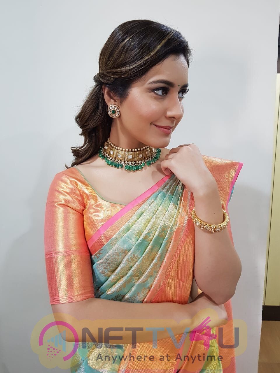 Actress Raashi Khanna Cute Pics Telugu Gallery