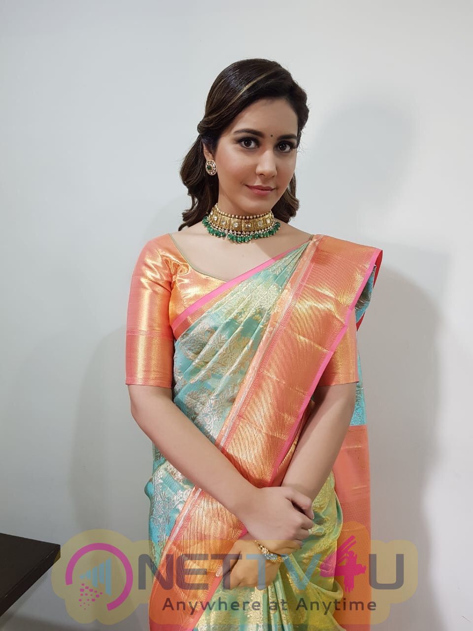 Actress Raashi Khanna Cute Pics Telugu Gallery