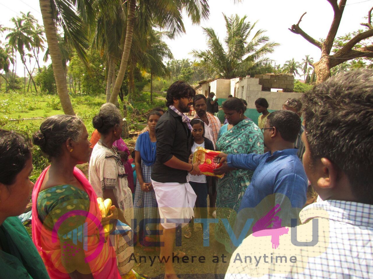 Actor Abi Saravanan Visited Cyclone Affected Kanyakumari Pics Tamil Gallery
