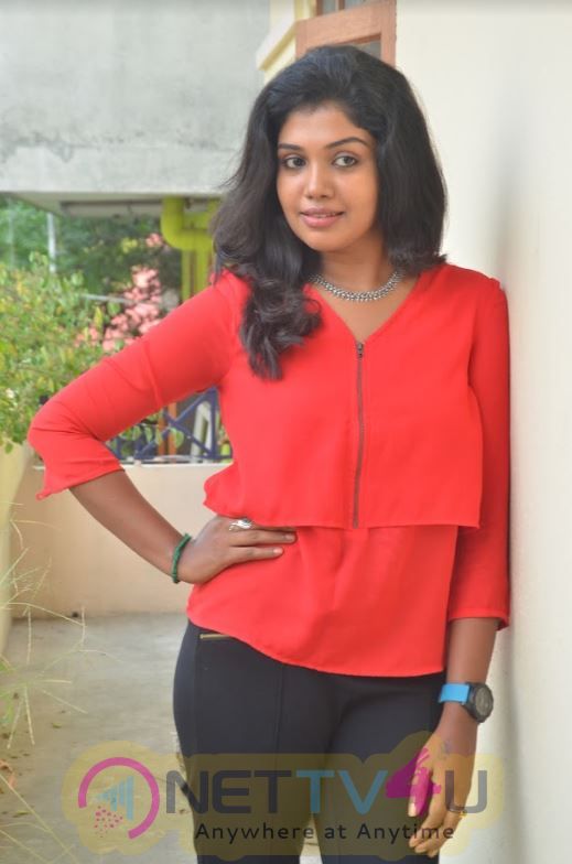 Actress Riythvika New Attractive Images Tamil Gallery