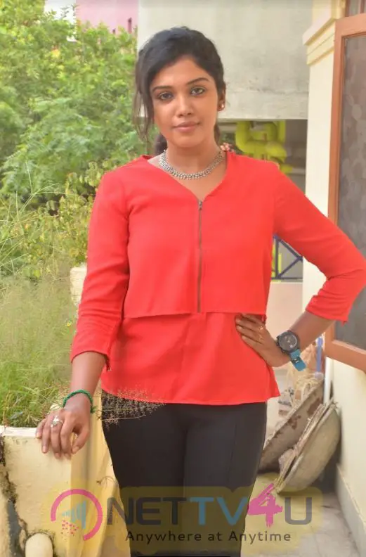 Actress Riythvika New Attractive Images Tamil Gallery
