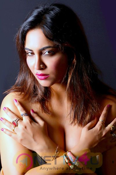 Actress Arshi Khan Hot Stills Telugu Gallery