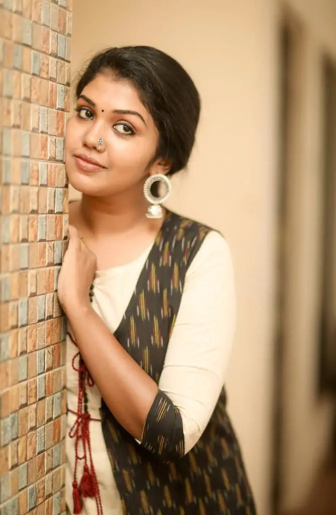 Actress Riythvika Attractive Images Tamil Gallery
