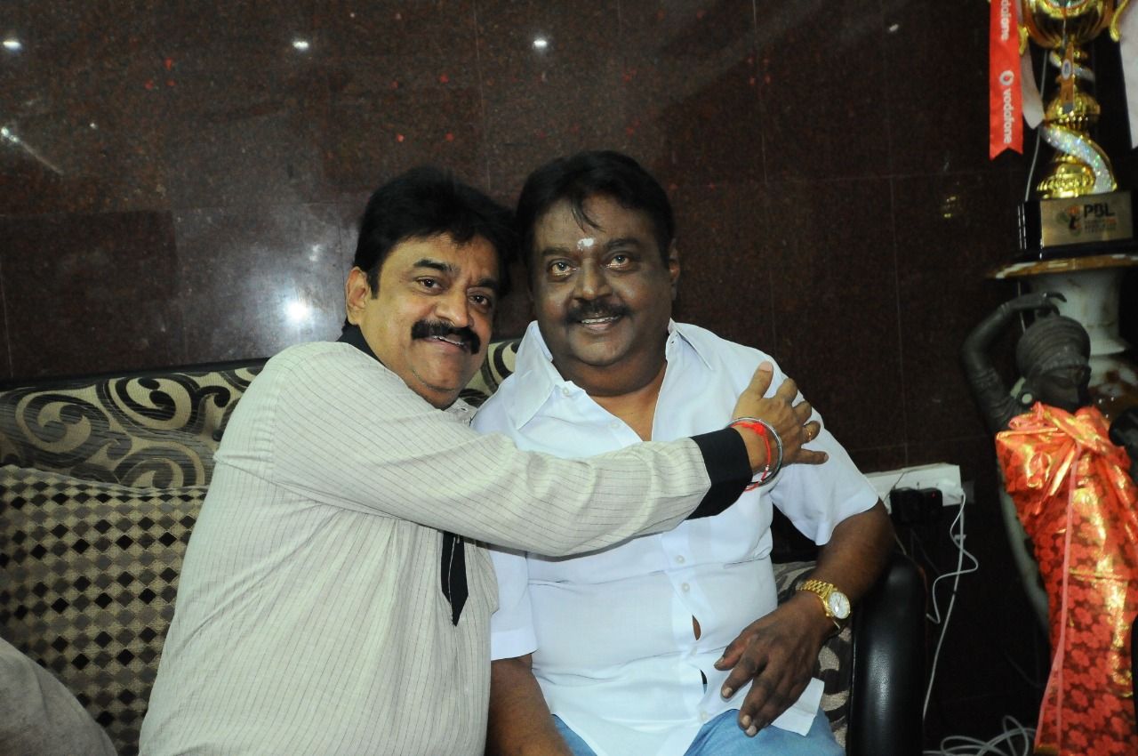 Nadigar Sangam Swamy Sankaradas Team Meets Captain Vijayakanth Pics Tamil Gallery