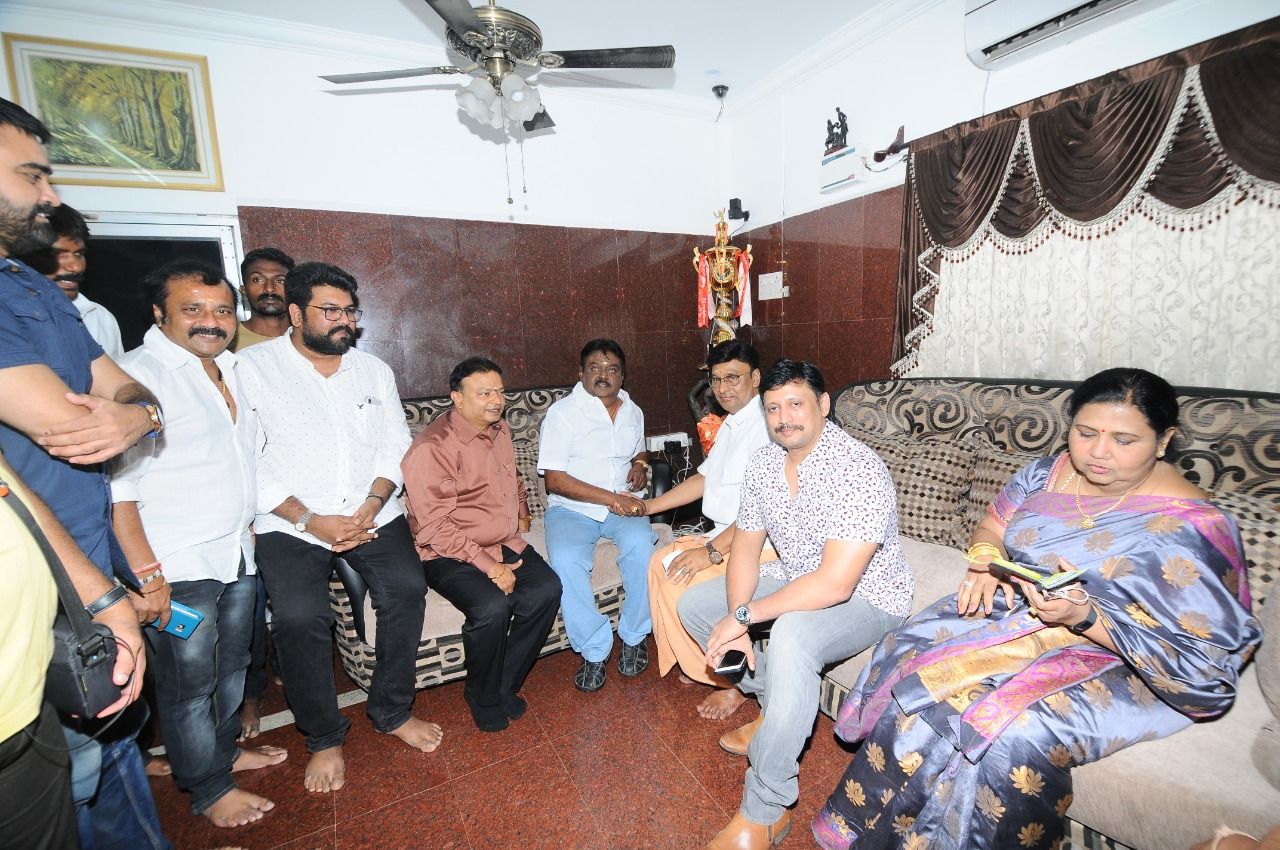 Nadigar Sangam Swamy Sankaradas Team Meets Captain Vijayakanth Pics Tamil Gallery