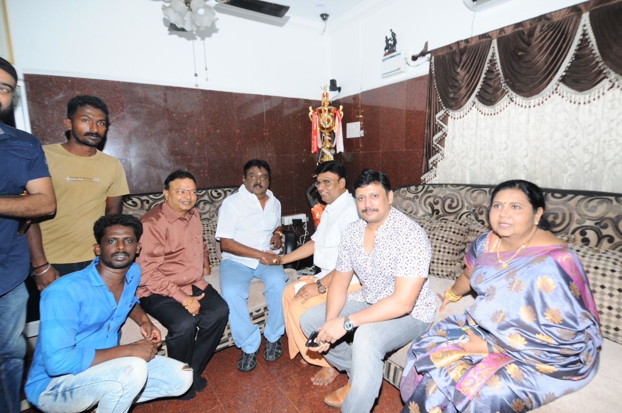Nadigar Sangam Swamy Sankaradas Team Meets Captain Vijayakanth Pics Tamil Gallery