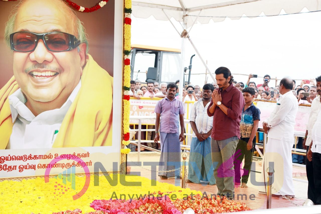 Actor Jiiva Paying His Last Respect To Kalaignar At Marina Pics Tamil Gallery