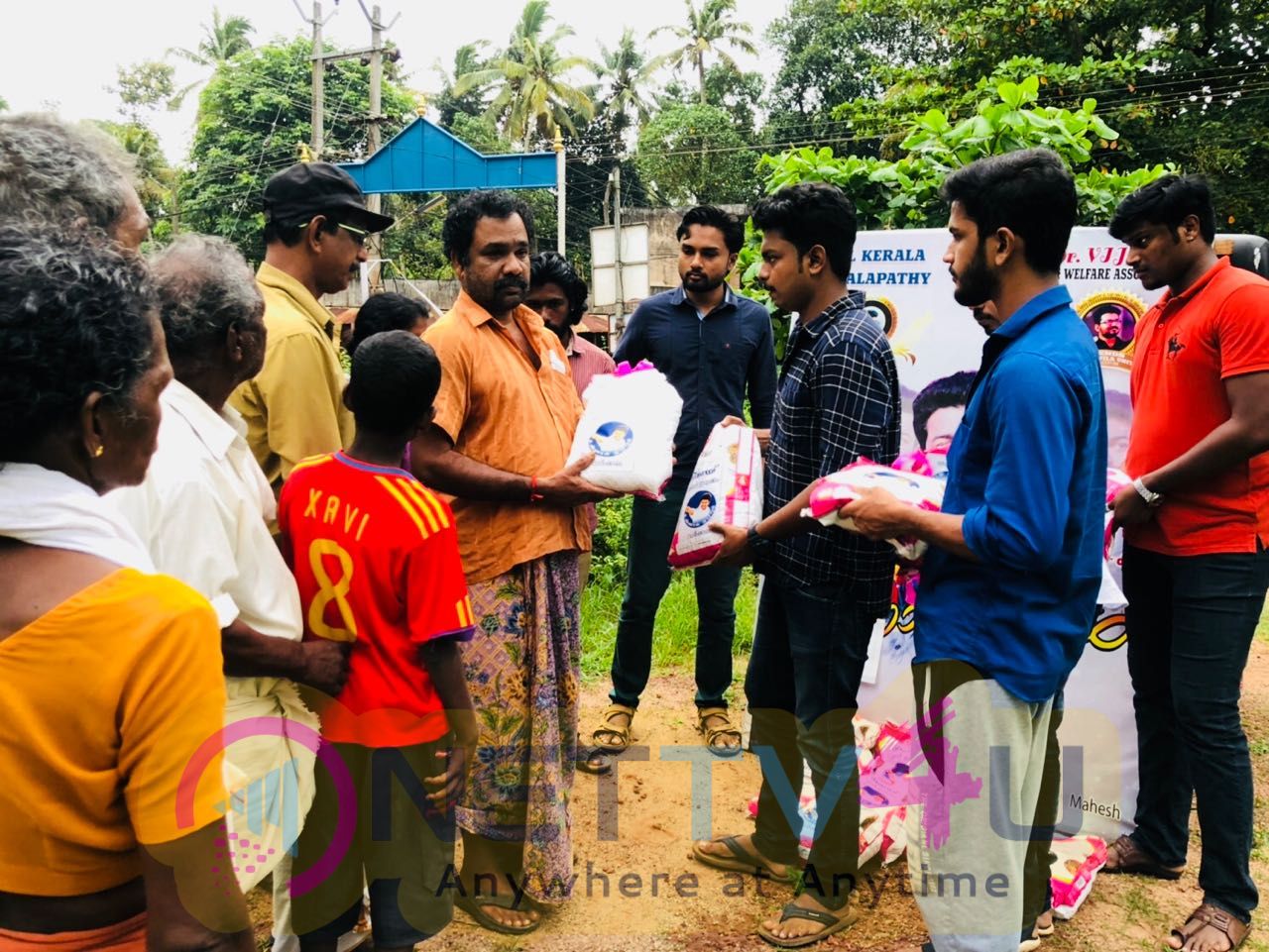 Actor Vijay Fans Helping Kerala People's Who Affected In Floods Stills Tamil Gallery