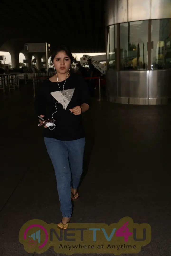 Zaira Wasim Spotted At Airport Stills Hindi Gallery