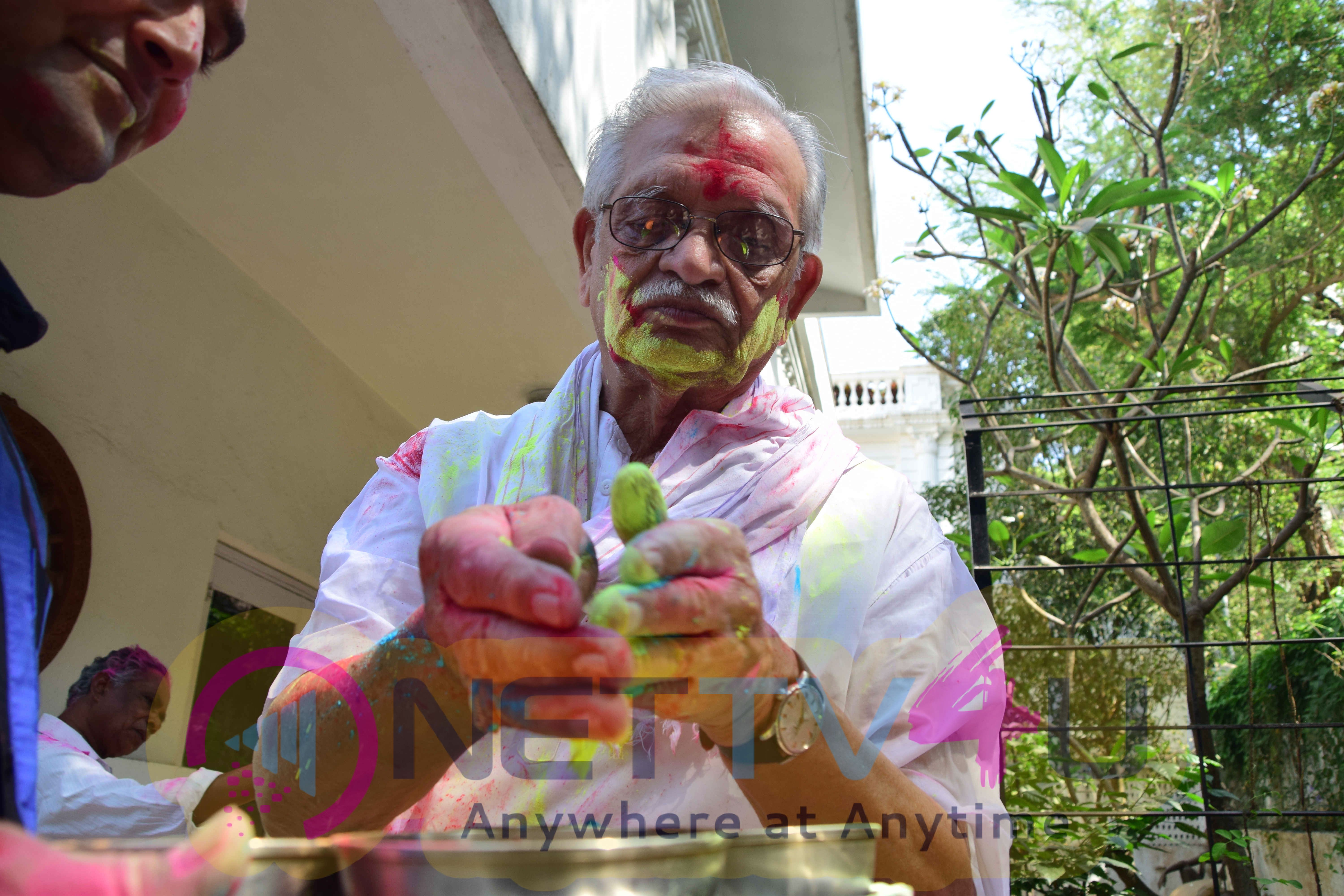 Beautiful Photos Of Gulzar Celebrates Holi With His Family Hindi Gallery