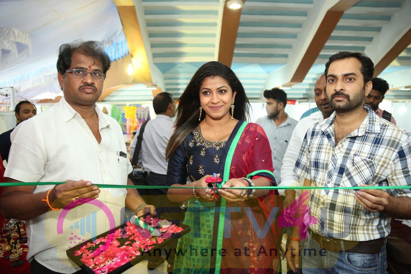 Weavers India Expo At Sathya Sai Nigamagamam Photos  Telugu Gallery
