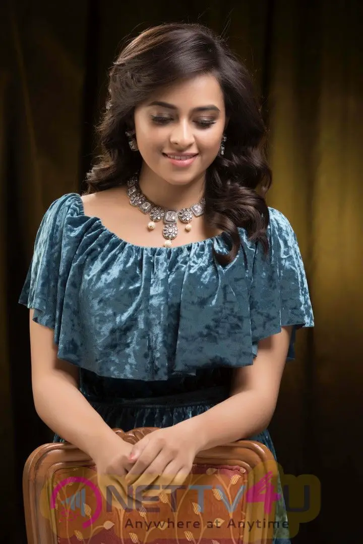 Actress Sri Divya Cute Angelic Images Tamil Gallery