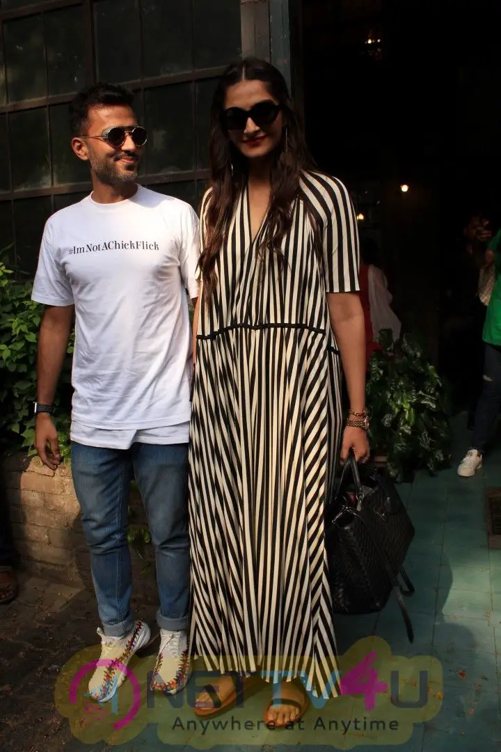 Sonam And Anand Spotted At Pali Vilage Cafe Images Hindi Gallery
