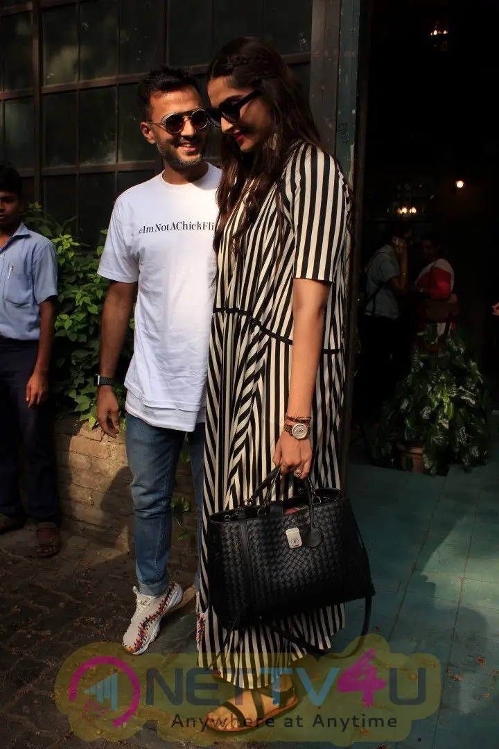 Sonam And Anand Spotted At Pali Vilage Cafe Images Hindi Gallery