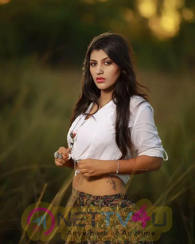 Actress Yashika Aannand Romantic Pics Tamil Gallery