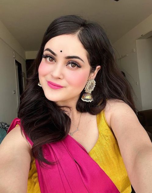 Hindi Youtuber Menaka Thakur