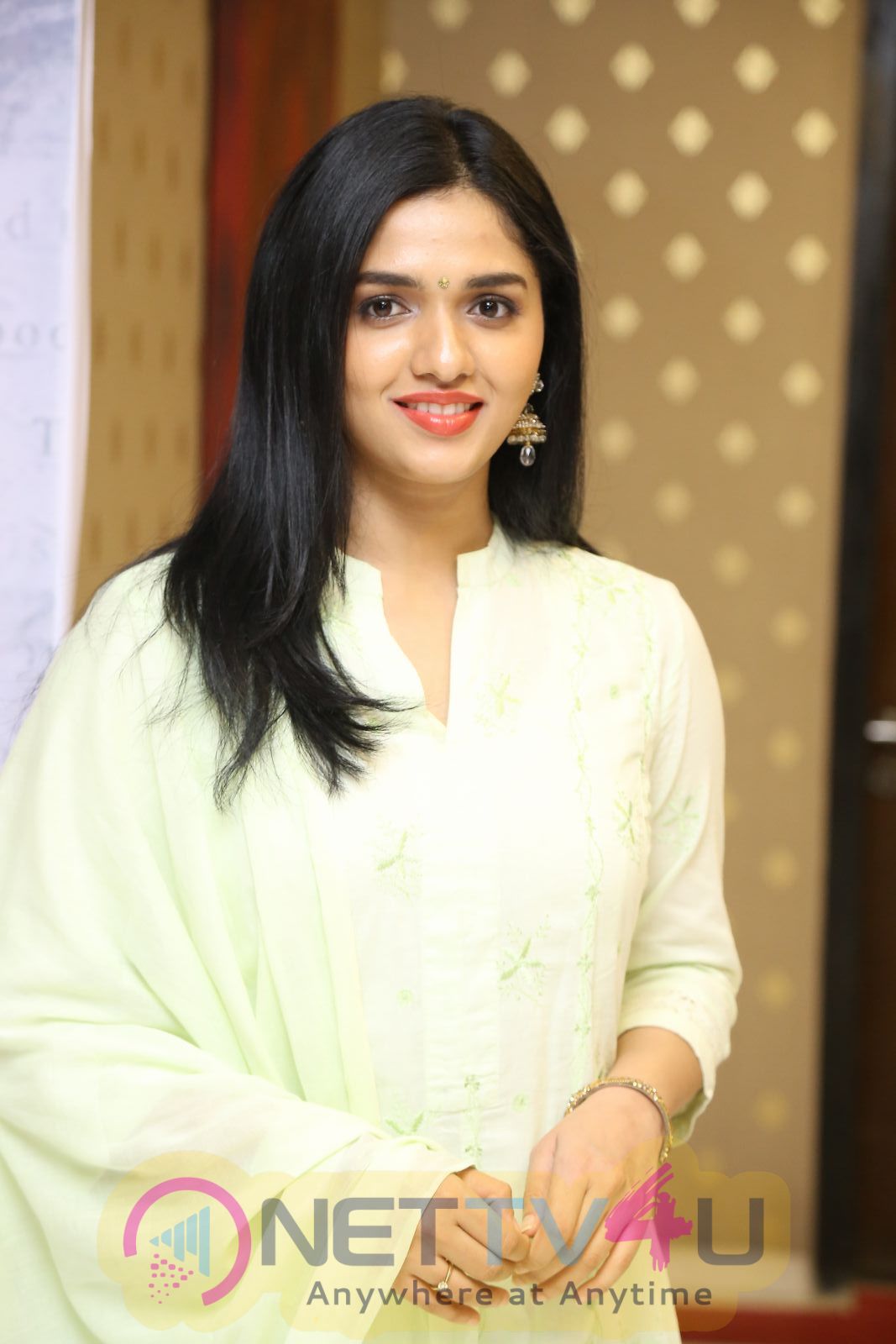 Actress Sunaina Cute Images Tamil Gallery