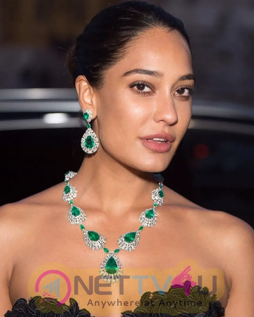 Actress  Lisa Haydon Pretty Stills Hindi Gallery