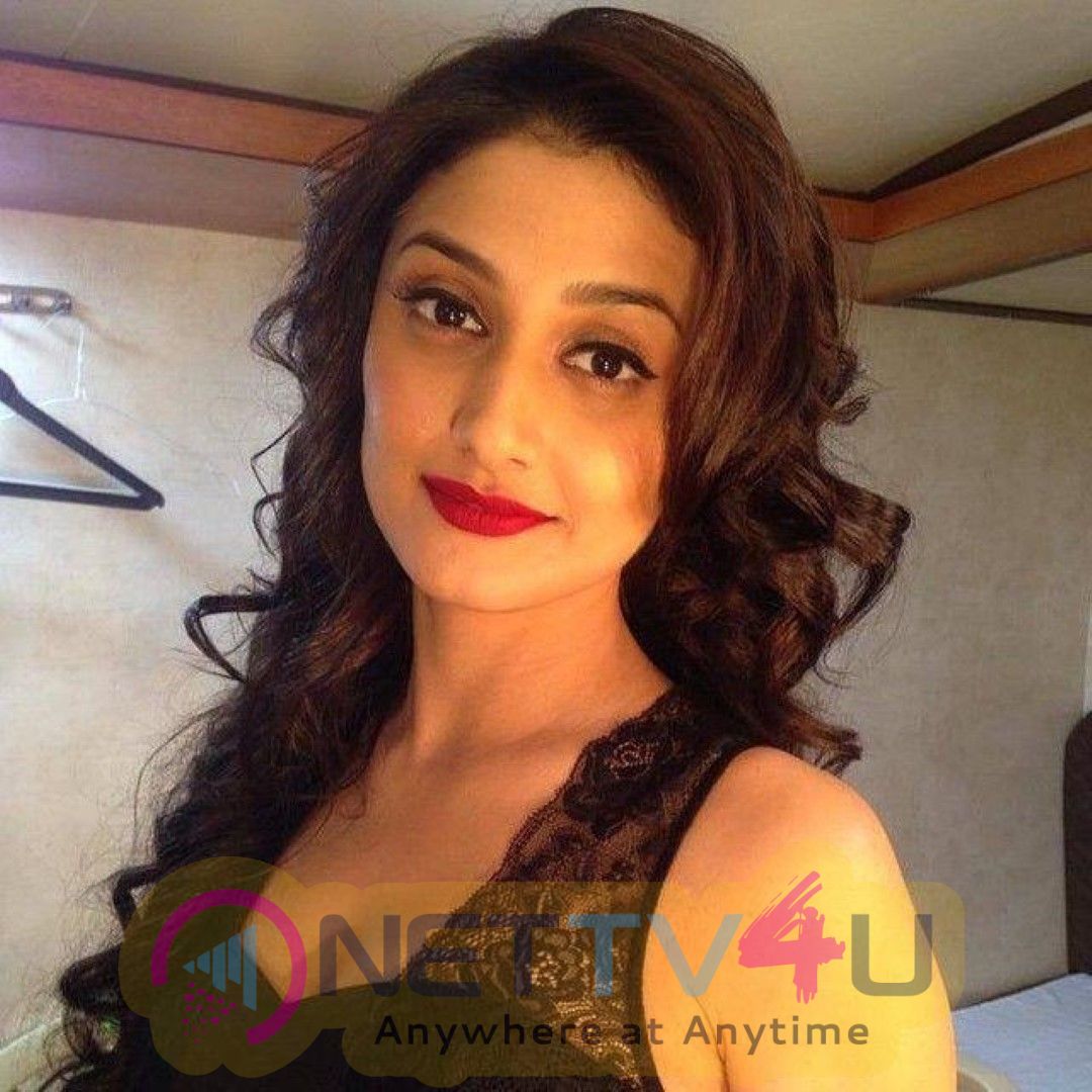 Actress Ragini Khanna Romantic Stills  Hindi Gallery