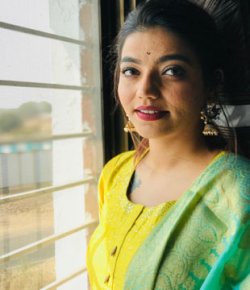 Juilee Joglekar Marathi Singer