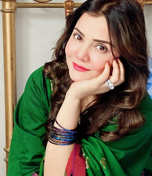 Urdu Anchor Meena Shams